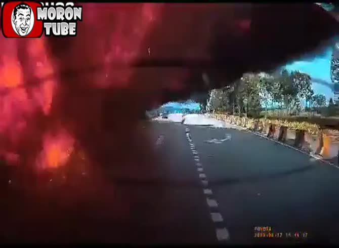 Video :Malaysian shock - an aircraft crashes on a roadway